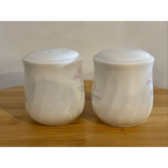 Vintage Corelle Pink Trio salt and pepper shakers - Picture 3 of 9